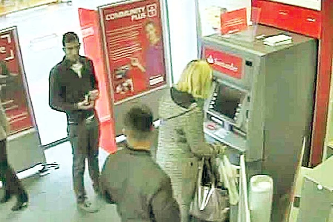 Îi “şuteşte”  banii de sub nas