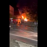 Incendiu puternic în București, în toiul nopții. Un restaurant și mai multe anexe au fost cuprinse de flăcări în Sectorul 2 FOTO captura video FB