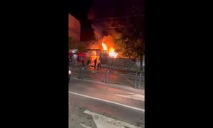 Incendiu puternic în București, în toiul nopții. Un restaurant și mai multe anexe au fost cuprinse de flăcări în Sectorul 2 FOTO captura video FB