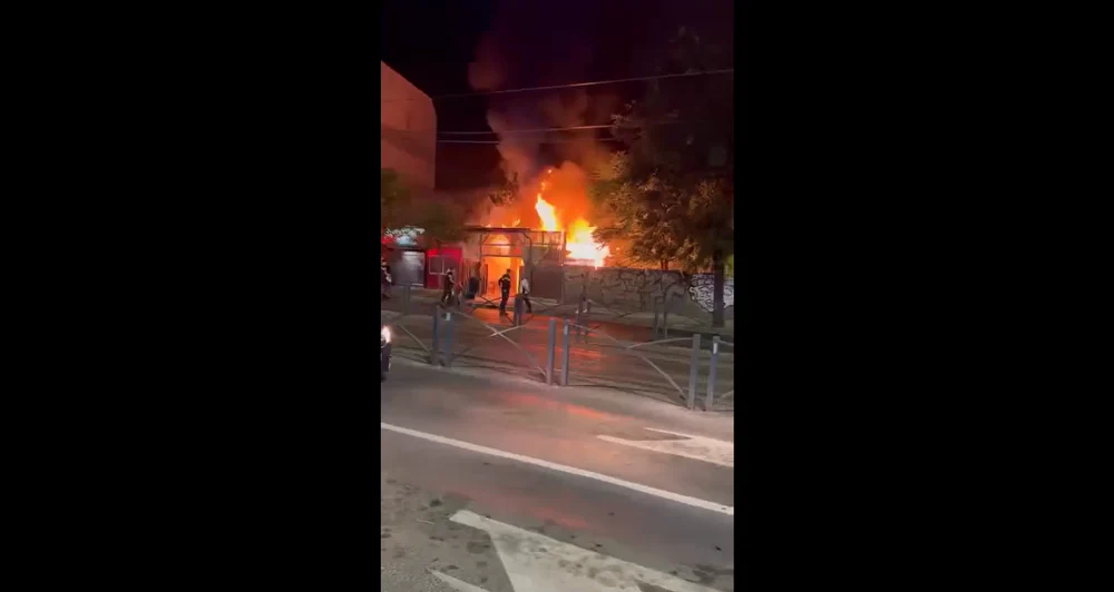 Incendiu puternic în București: un restaurant și mai multe anexe au fost cuprinse de flăcări în Sectorul 2