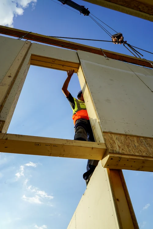 Tinerii apelează la alte soluţii pentru a-şi construi case FOTO: Adevărul