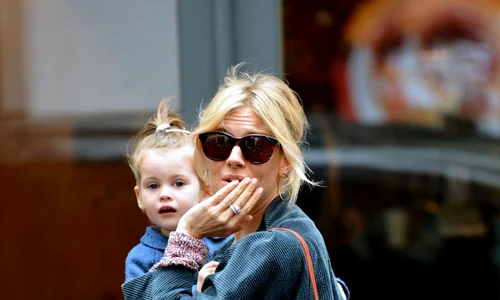 sienna miller si fetita 2 hepta 2050720 jpeg