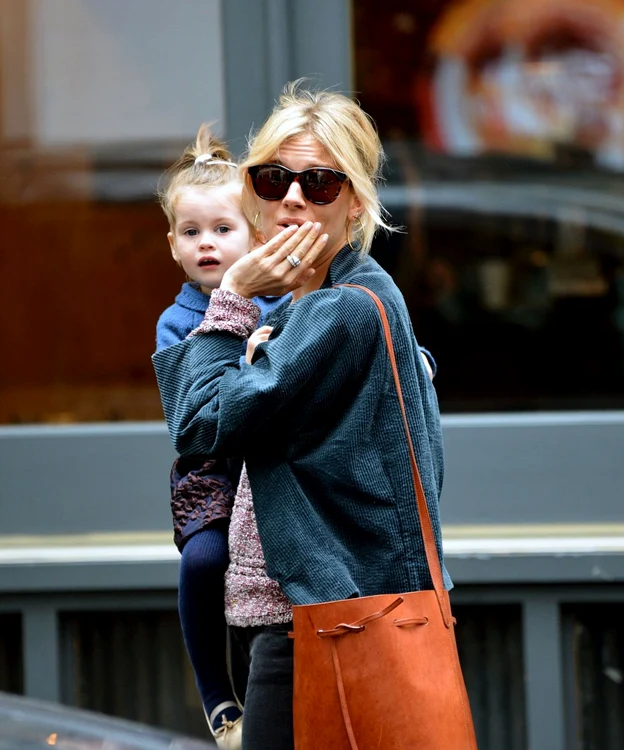 sienna miller si fetita 2 hepta 2050720 jpeg