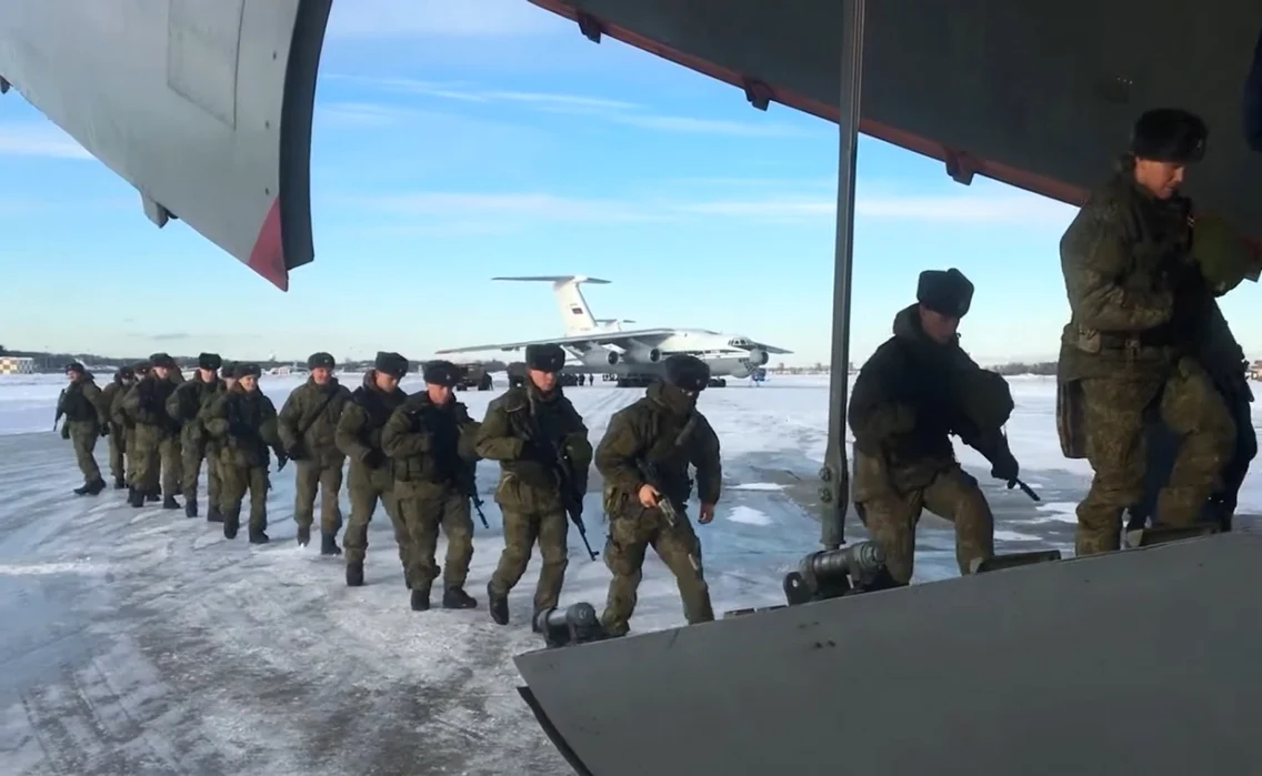 Militarii ruşi trimişi în Kazakhstan pentru a participa la operaţiunea de pace . FOTO EPA-EFE
