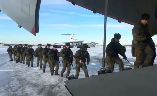Militarii ruşi trimişi în Kazakhstan pentru a participa la operaţiunea de pace . FOTO EPA-EFE