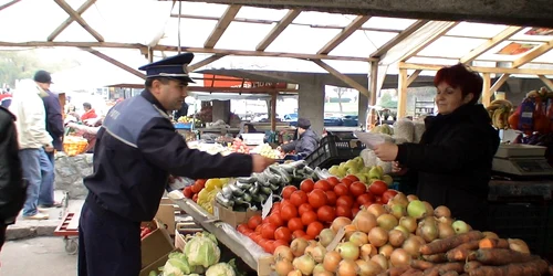 Poliţiştii au împărţit pliante şi în târgul de la Pătulele