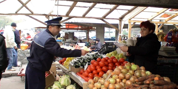 Poliţiştii au împărţit pliante şi în târgul de la Pătulele