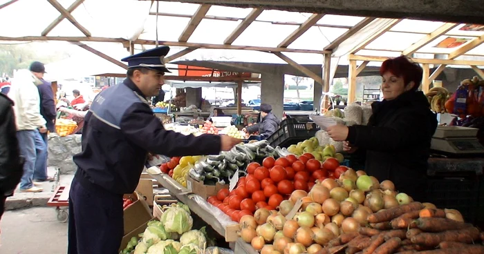 Poliţiştii au împărţit pliante şi în târgul de la Pătulele FOTO IPJ Mehedinţi