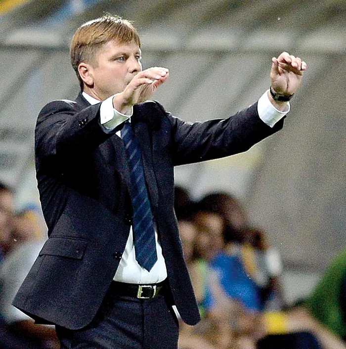 
    Uhrin jr. a mai antrenat în România la Timişoara şi CFR Cluj  