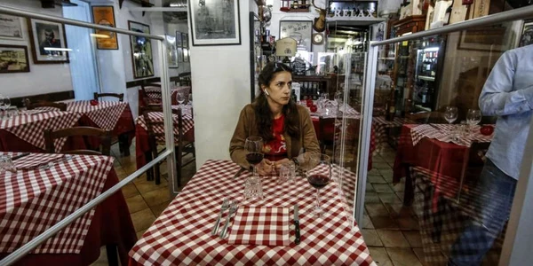 Italienii fac teste pentru restaurante cu separatoare de plexiglas la Roma FOTO EPA-EFE /  Fabio Frustaci