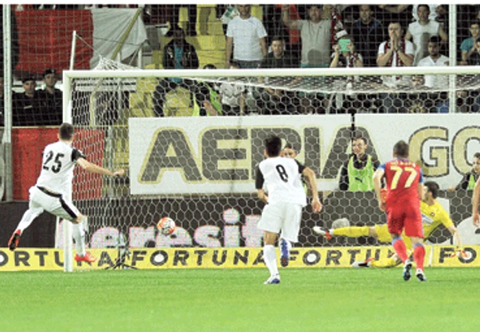 
    1-0: Găman a deschis scorul în minutul 45, şutând de la 11m în dreapta portarului Niţă Foto: sportpictures.eu  