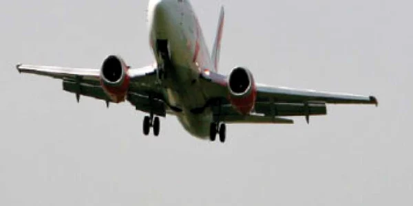 UE obligă companiile aeriene să reducă CO2