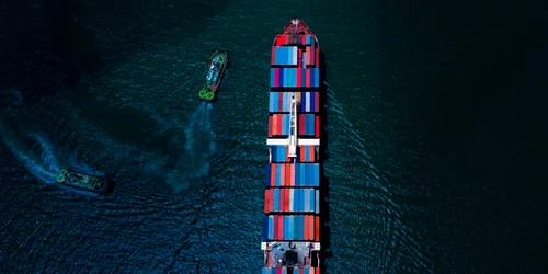 Vas comercial nava vapor FOTO Shutterstock