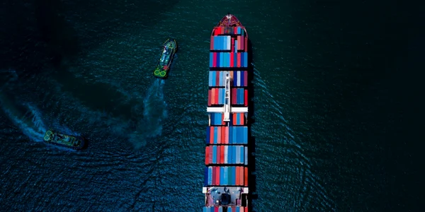 Vas comercial nava vapor FOTO Shutterstock