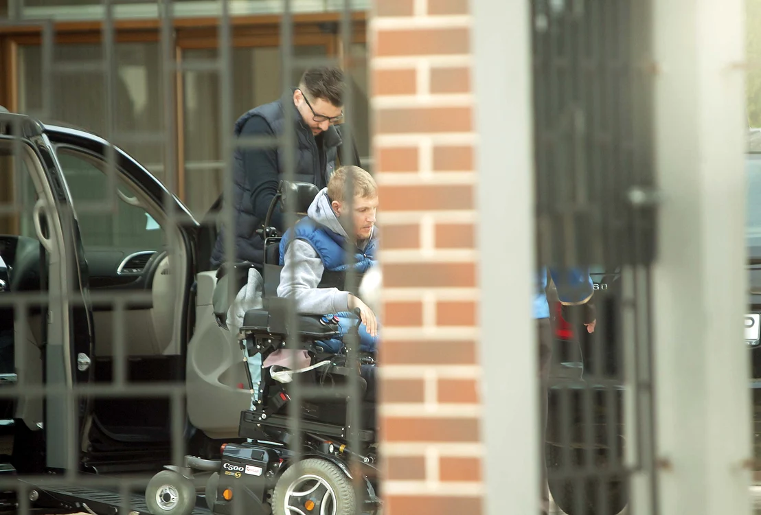 
    Fotoreporterii Click! l-au surprins la tratament în Ghencea pe fostul fotbalist rămas imobilizat. Tânărul pare să-și fi pierdut orice speranţăFotografii: Mihai Ionescu  