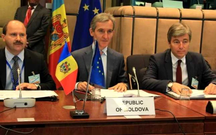 Ministrul Economiei Valeriu Lazăr, premierul Iurie Leancă şi vicepremierul Eugen Carpov la Bruxelles FOTO: gov.md