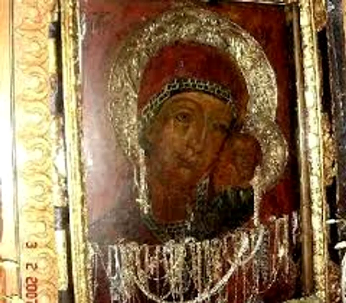 
    Icoana Maicii Domnului ”Siriaca” de la Mănăstirea Ghighiu le poartă noroc pelerinilorSursa foto: Creștinortodox.ro  