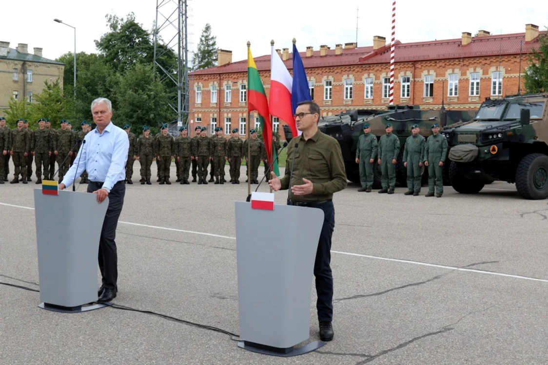 Gitanas Nauseda (stânga) și Mateusz Morawiecki la baza militară din Suwalki FOTO EPA-EFE