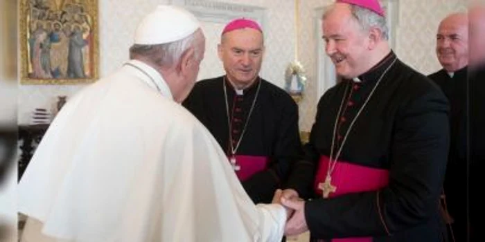 Momentul în care Papa Francisc l-a numit pe episcopul Aurel Percă arhiepiscop şi mitropolit de Bucureşti. Sursa foto: vaticannews.va