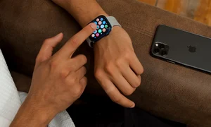 un barbat isi verifica dispozitivul Apple smartwatch jpg