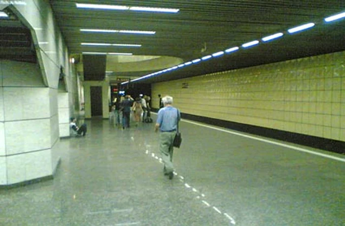 Stația Gorjului a fost inaugurată în două etape și construită sub trafic