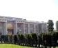Există terenuri de sport, parcuri, piscine şi chiar un mic sat pentru personal jpeg