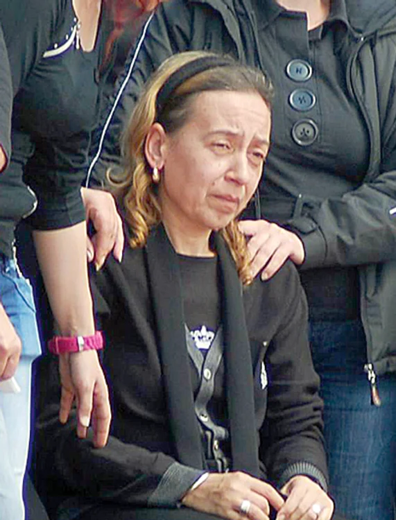 
    Cristina Ionescu şi-a înmormântat   soţul poliţist acum  o săptămână  