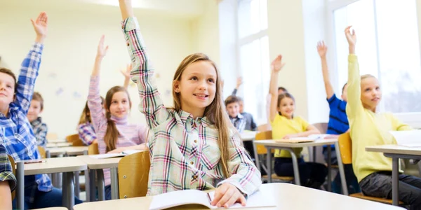 Copii la scoala - copii inteligenti destepti - elevi - clasa FOTO 123 RF 