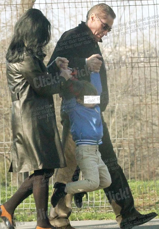 Petre Roman, împreună cu soţia şi fiul lor (Fotografii: Blitz)