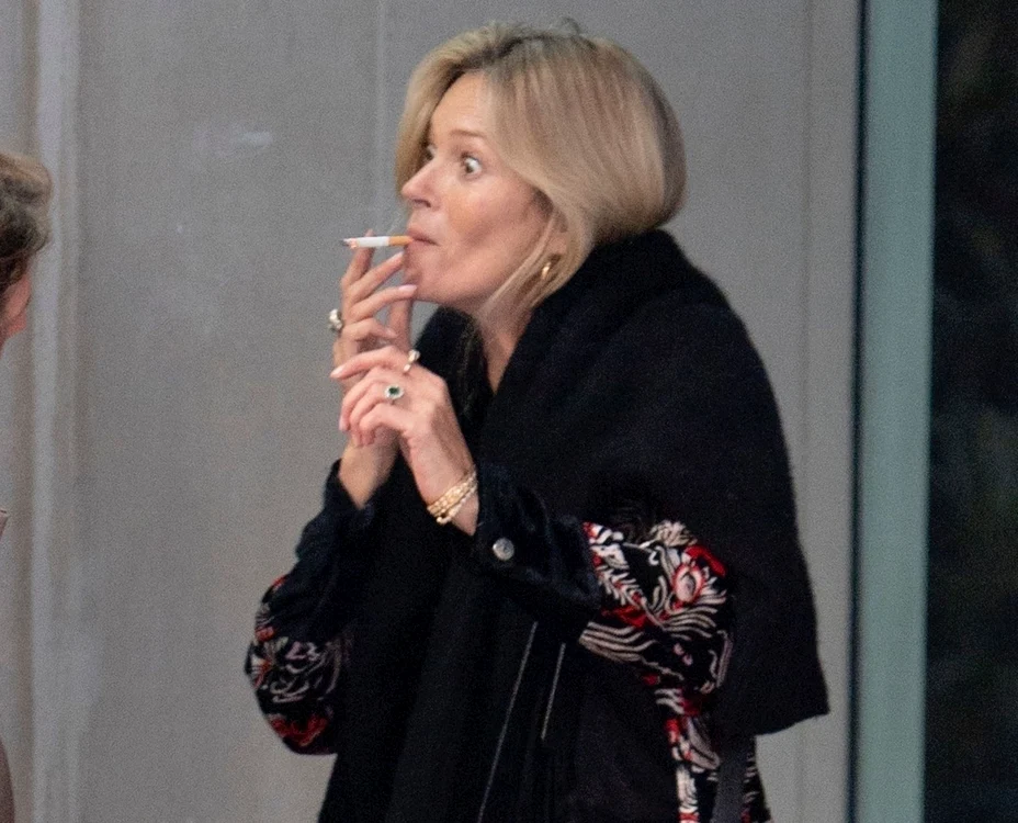 
    Kate Moss, surprinsă de paparazzi în timp ce fuma cu poftă o țigarăFoto: Profimedia  
