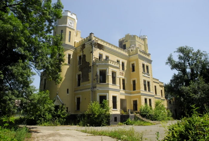 Castelul de 8.266 metri pătraţi şi parcul dendrologic întins pe 19,22 hectare are un potenţial uriaş, zona având şi foraje de apă termală. FOTO: ebihoreanul.ro