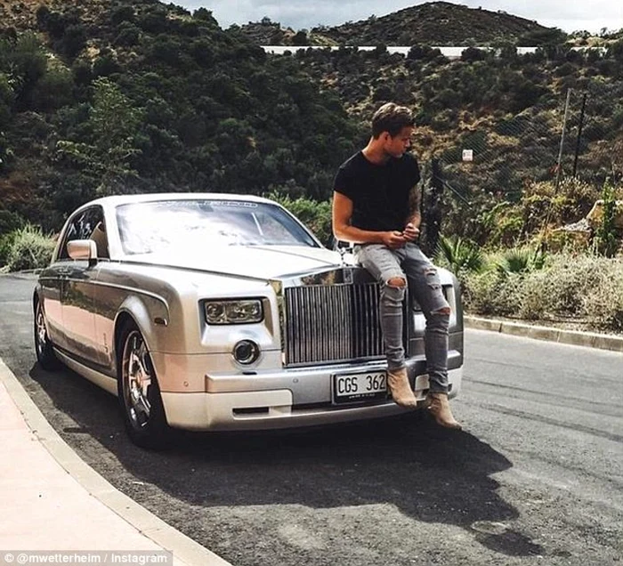 Marcus Wetterheim, un tânăr care şi-a cumpărat maşina Rolls Royce din alocaţie, a postat o fotografie făcută în timpul unei pauze de şofat pe drumurile staţiunii Marbella din Spania. FOTOGRAFII Instagram