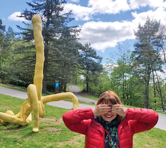 Puţin ruşinată de statuia  din parcul Ekeberg