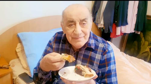 Fostul edil al Capitalei și-ar fi dorit să primească mai multe telefoane și mesaje de la cunoscuți și prietenii lui care au fost mulți la un moment dar dar care acum pare că l-au uitat și nu îl mai caută deloc