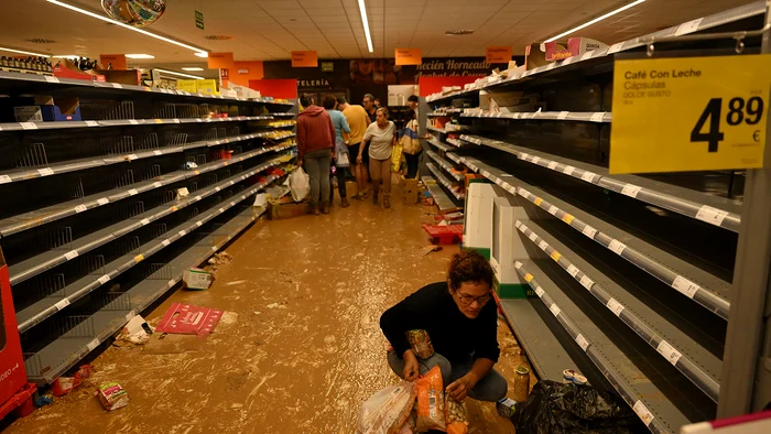 Supravieţuitorii au golit magazinele