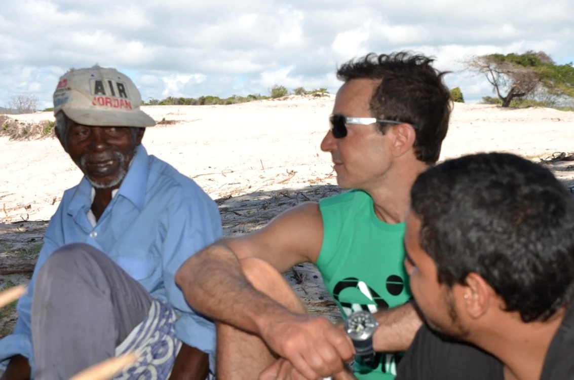 Radu Mazăre şi prietenii săi din Madagascar FOTO Arhivă personală