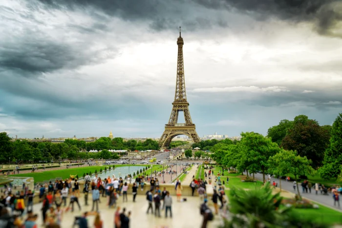 TuriştI în faţa Turnului Eiffel din Paris FOTO: Reuters