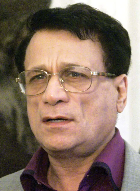 La parastasul lui Ion Dolănescu s-au dat de pomană 100 de pachete cu mâncare şi haine de firmă