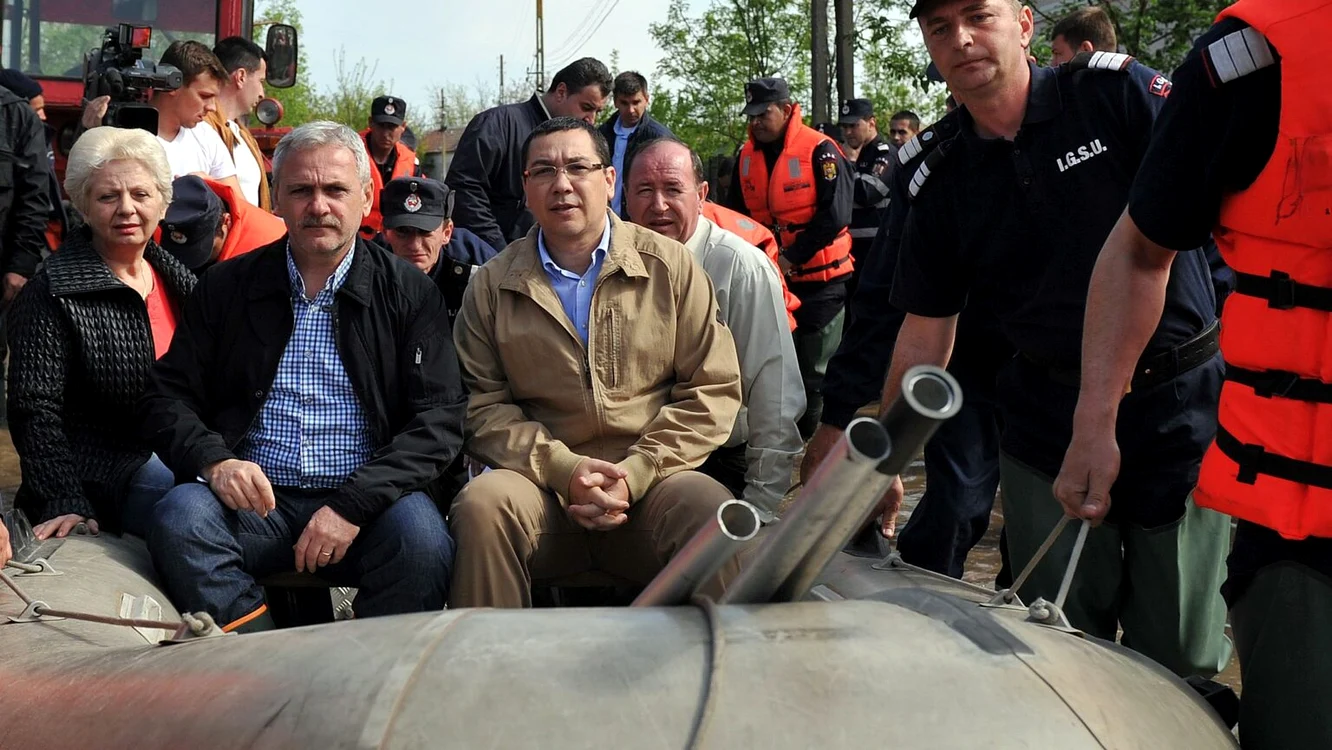Victor Ponta și Liviu Dragnea, la inundații FOTO: Ora de Sibiu