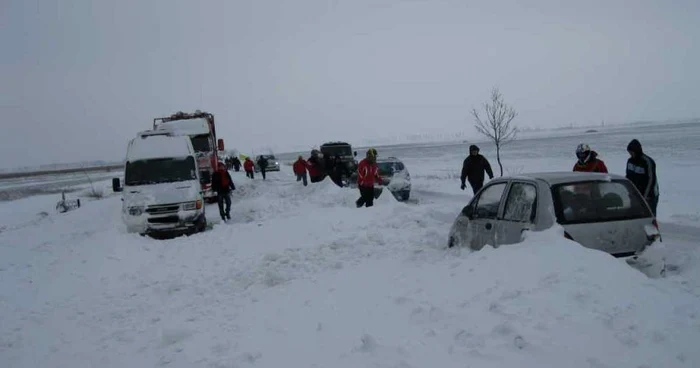 Cele şapte drumuri au fost închise după ce mai multe persoane au rămas blocate în zăpadă.