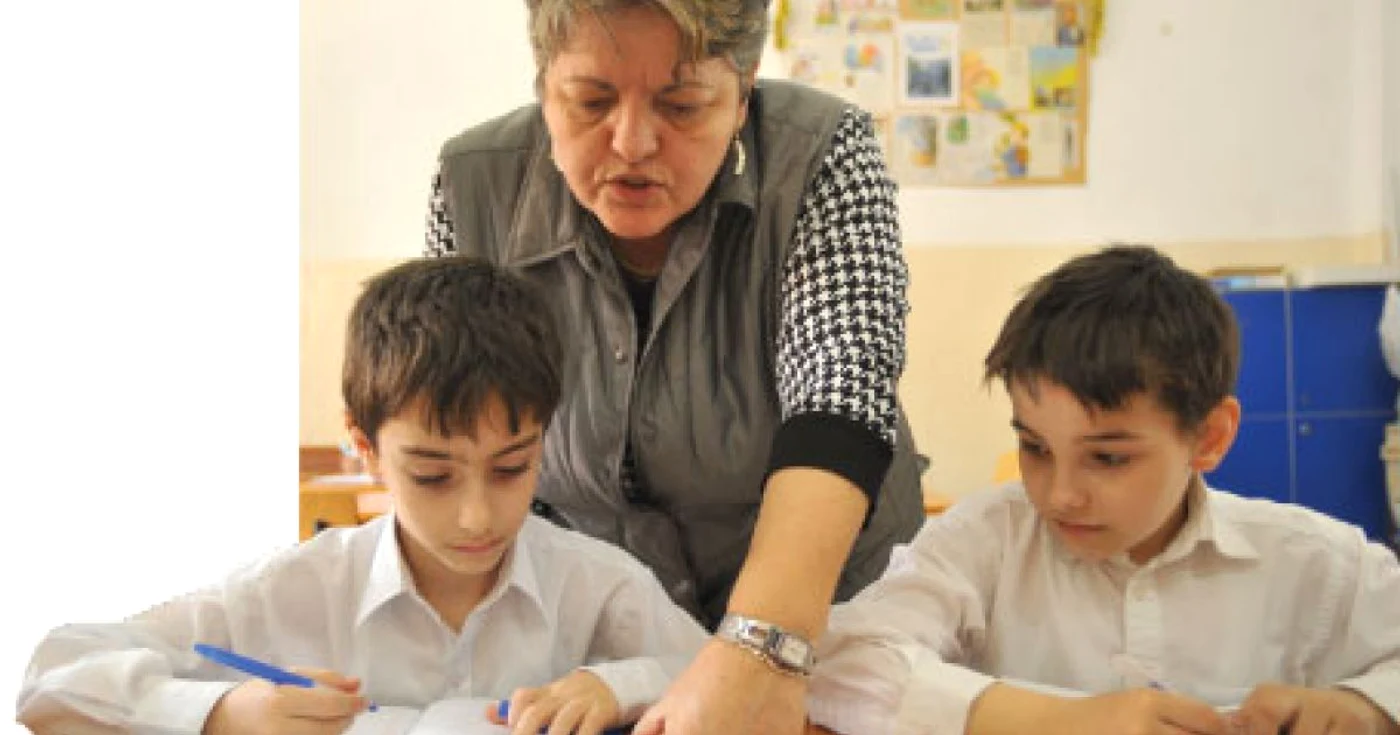 Copiii de la Şcoala Generală nr. 24 din Bucureşti fac lecţiile îndrumaţi de profesori