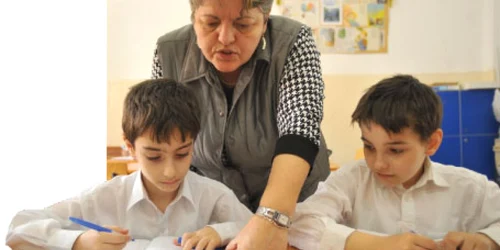 Copiii de la Şcoala Generală nr. 24 din Bucureşti fac lecţiile îndrumaţi de profesori