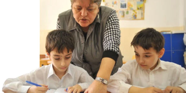 Copiii de la Şcoala Generală nr. 24 din Bucureşti fac lecţiile îndrumaţi de profesori