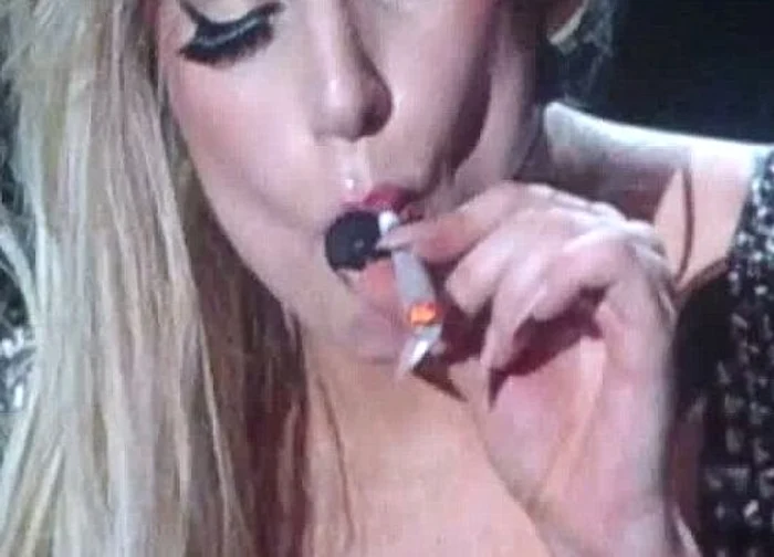 
    Lady Gaga a fumat marijuana pe scena  