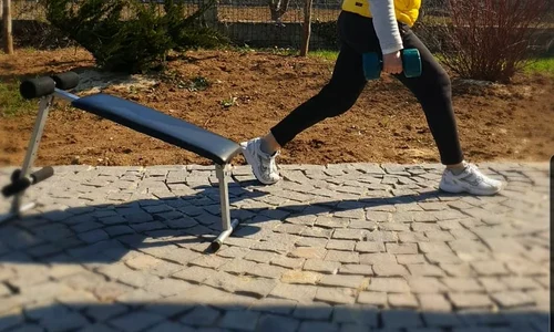 MIrela Vaida face sport chiar la ea în curte jpeg