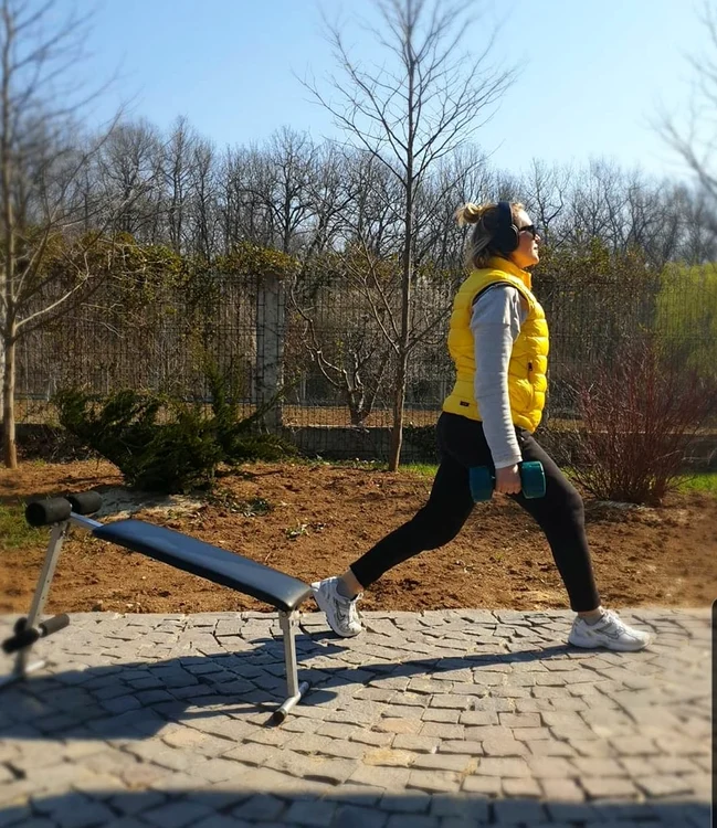 MIrela Vaida face sport chiar la ea în curte