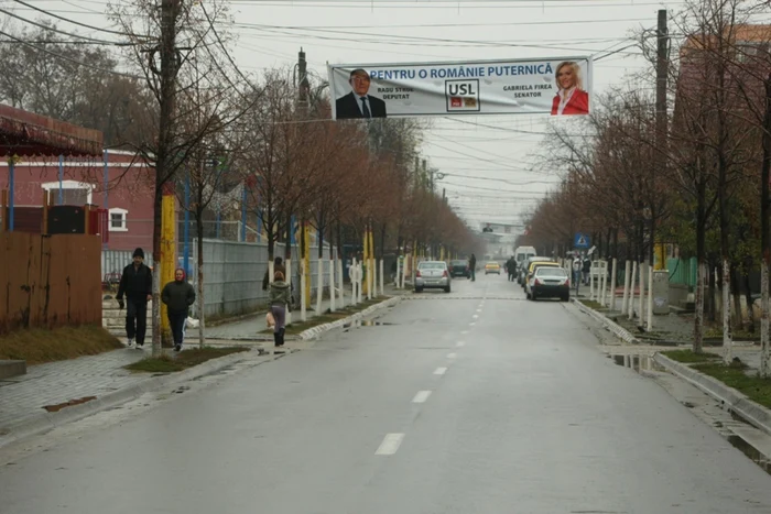 Alegătorii din Voluntari au făcut slalom printre bălţi pentru a merge la vot. FOTO Marian Iliescu