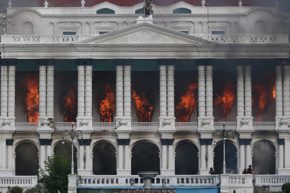 Singha Durbar, centrul administrativ al Nepalului, a fost incendiat (Foto: Profimedia)