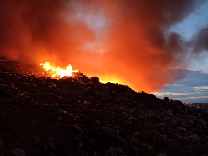 Incendiul care a izbucnit sâmbătă seară la groapa de gunoi a municipiului Arad a fost localizatFoto: news.ro