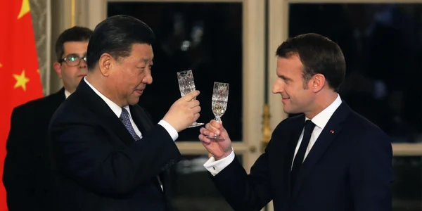 Emmanuel Macron si Xi Jinping toast FOTO EPA-EFE
